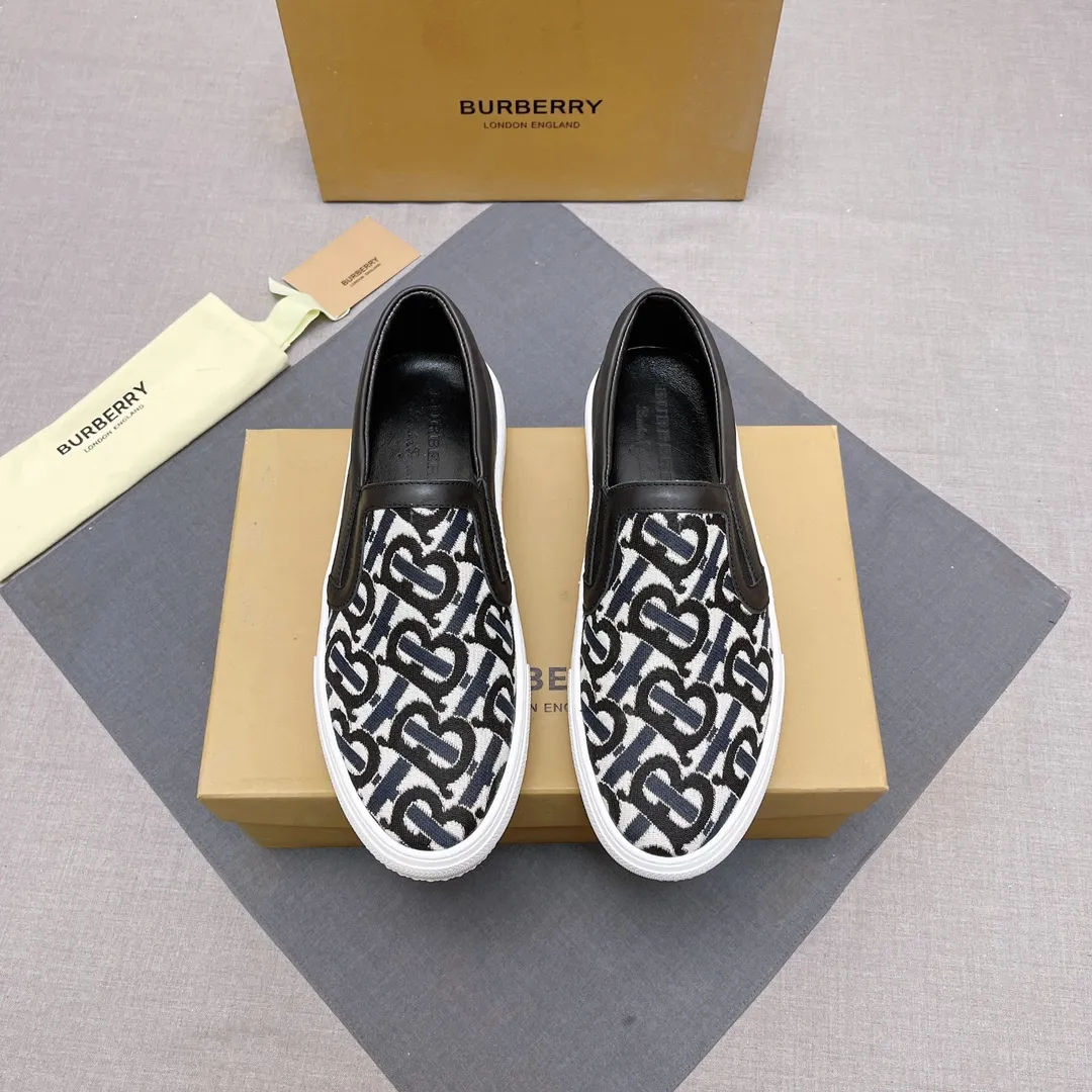 ◾️▫️P360. B's 2023 spring and summer new product, men's classic low-top slip-on sneakers, made of classic retro B's printed canvas material, spliced ​​with layered calfskin, and decorated with a new brand logo. First-layer cowhide lining, embossed Burberry logo on the heel, and original TPU outsole! Size: 38-45 No. 004